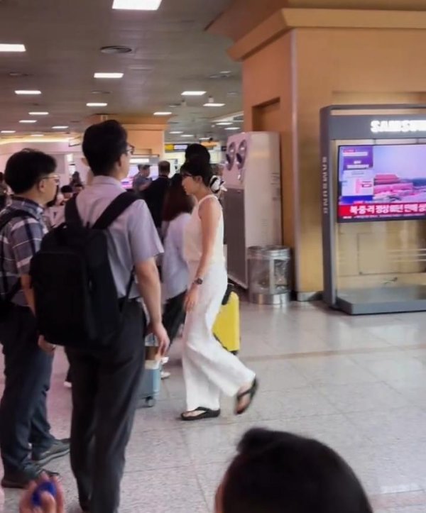 富余通 韩国高铁站直播九三阅兵，旅客纷纷驻足观看拍照，现场中国游客：他们感到震惊